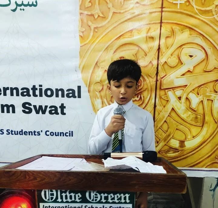 Olive Green student speaking at the Students' Council event